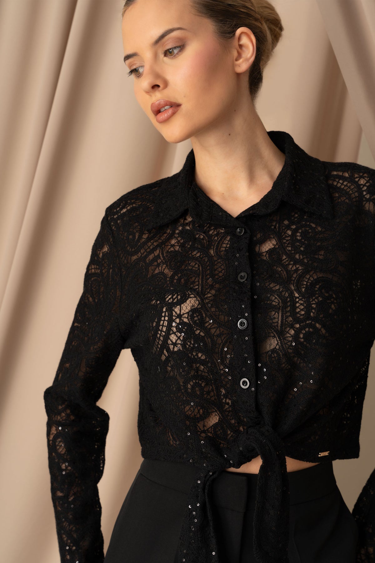 Blusa Ferrache com atilhos à frente em renda brilhante
