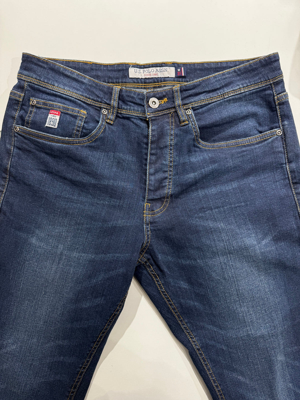 Calças de ganga azul médio, corte afunilado e descontraído, da US Polo Assn.