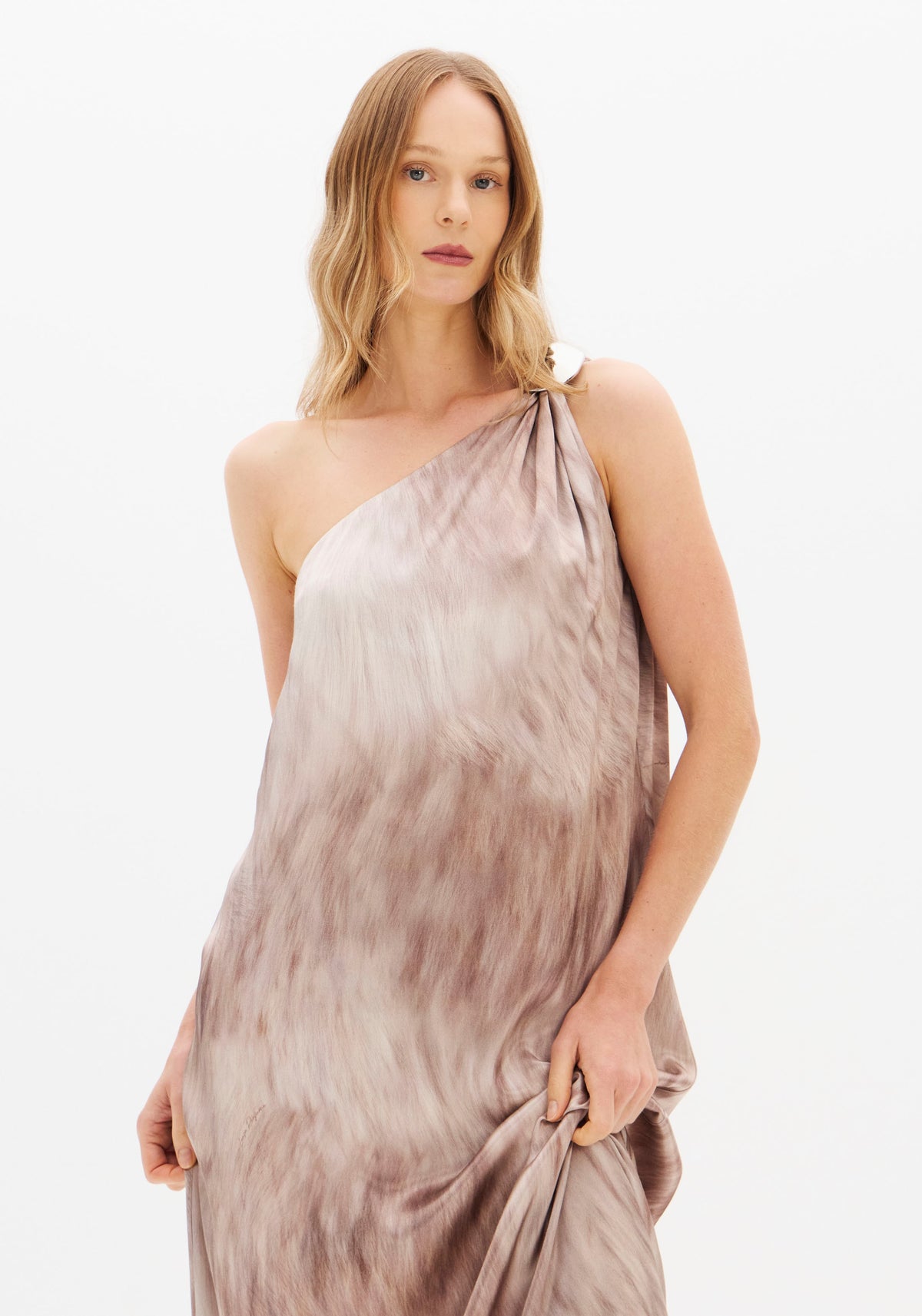 Vestido Comprido de Cetim Assimétrico com Detalhe Metálico Lança Perfume