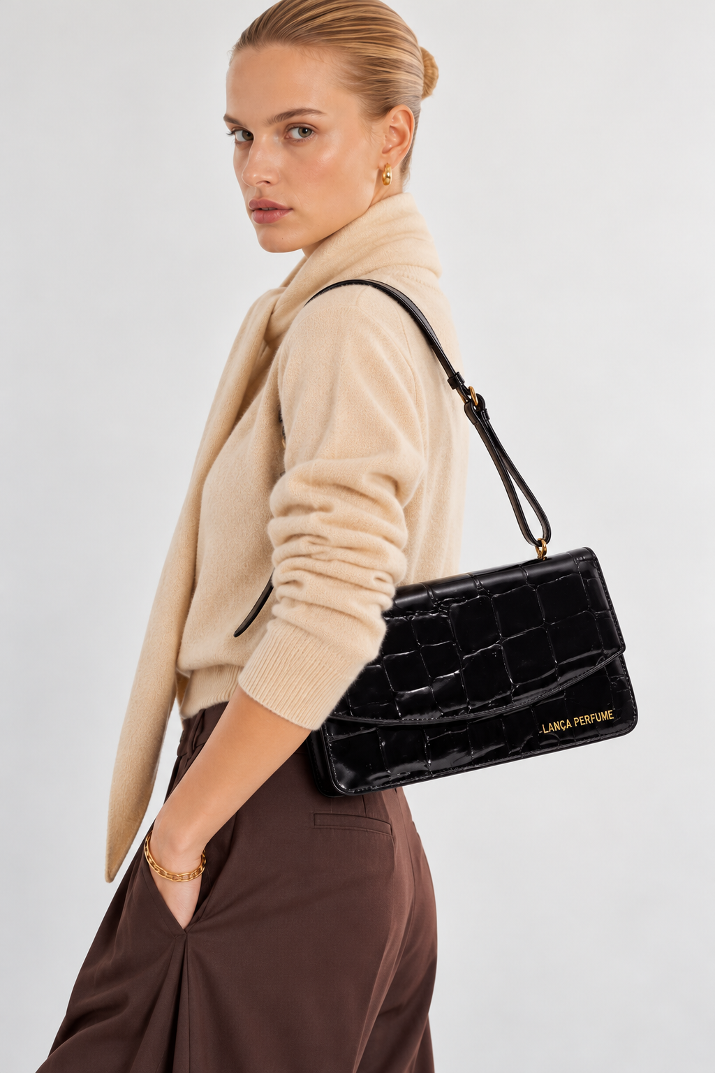 Black Croco Leather Shoulder Bag lança Perfume