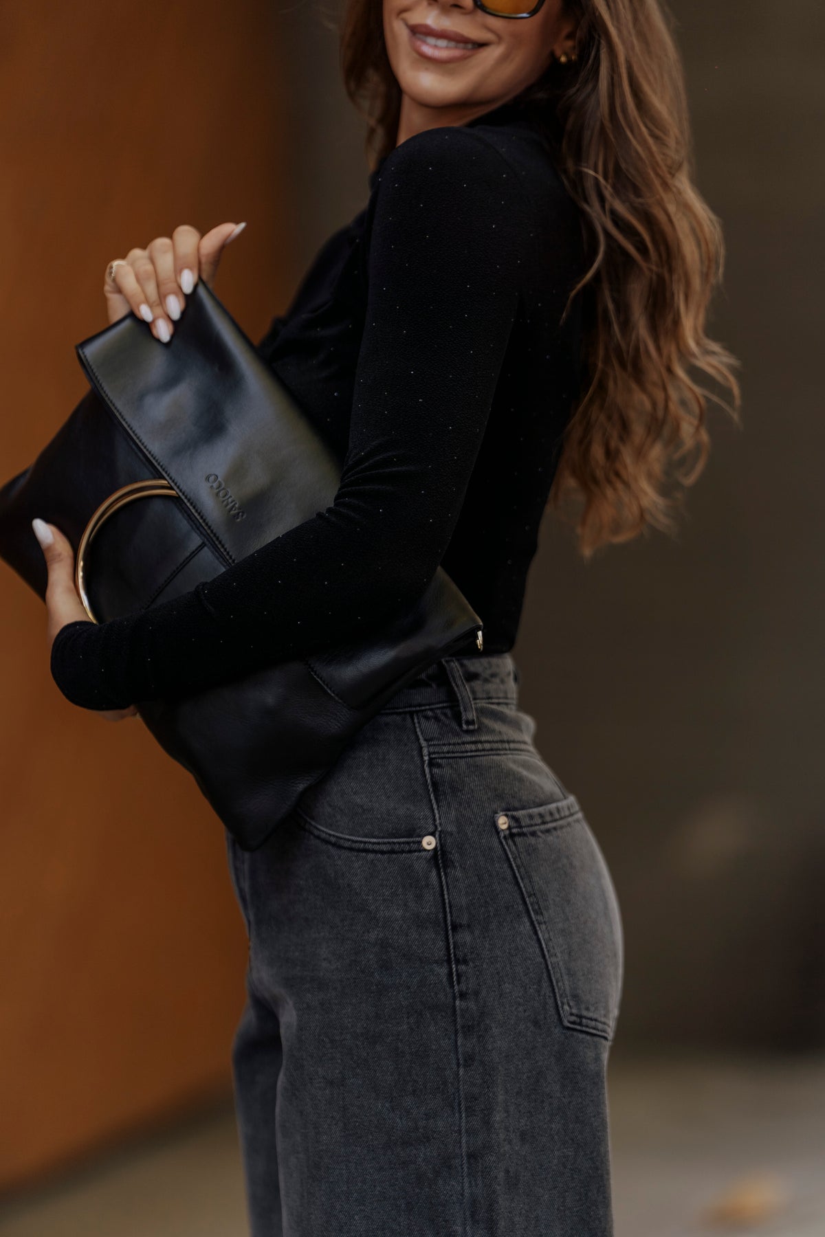 Bolsa em pele em formato de envelope com detalhe de asa rígida Sahoco