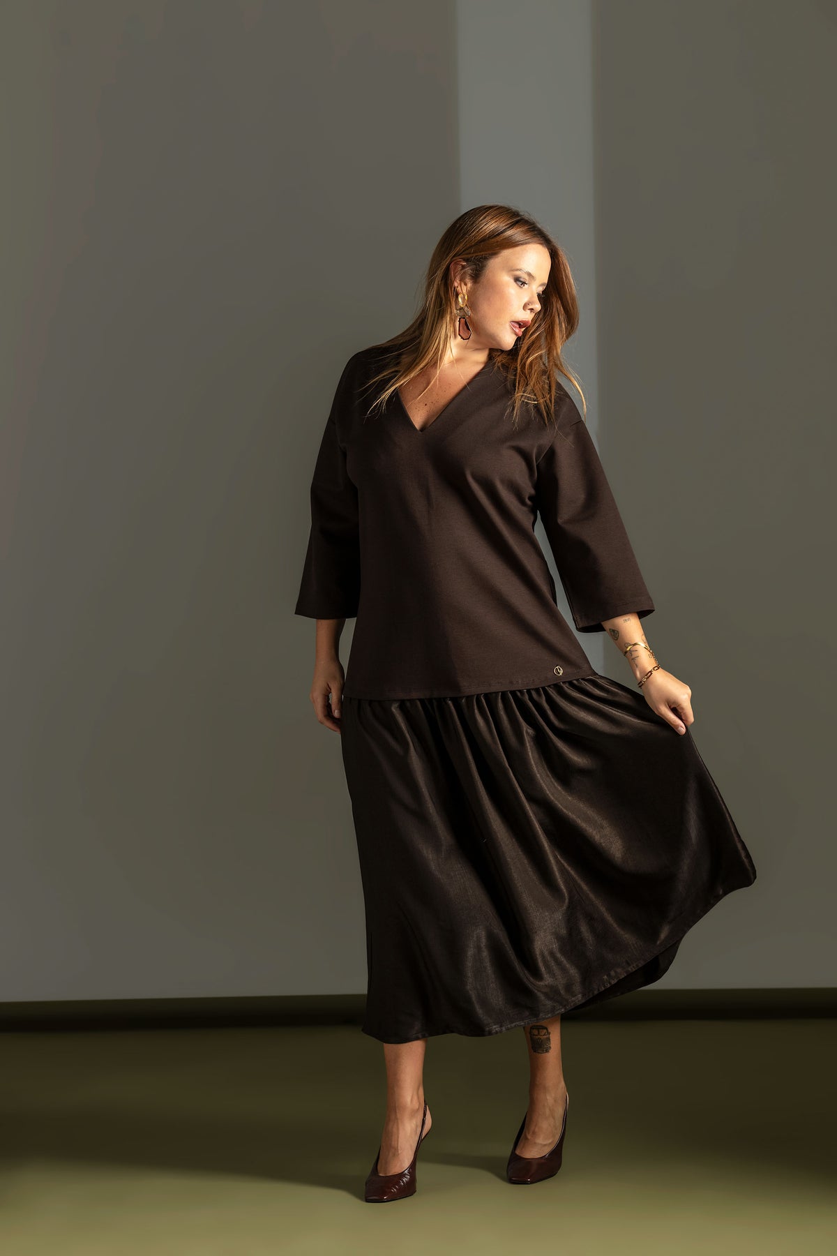 Vestido castanho 2 em 1 de toque suave com saia midi de cetim Quattro venti