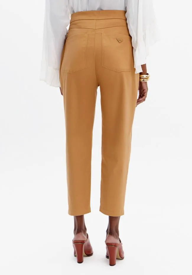 Calça cenoura de cintura subida com bolsos Lança Perfume