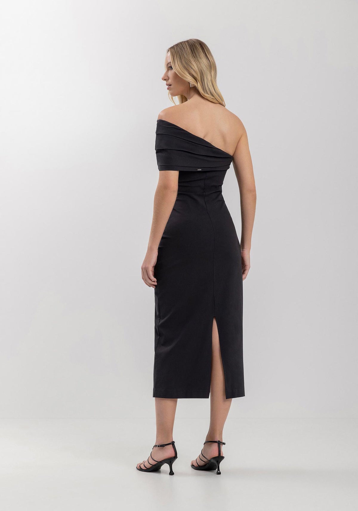 Vestido midi bengaline de um ombro só com racha lez a lez