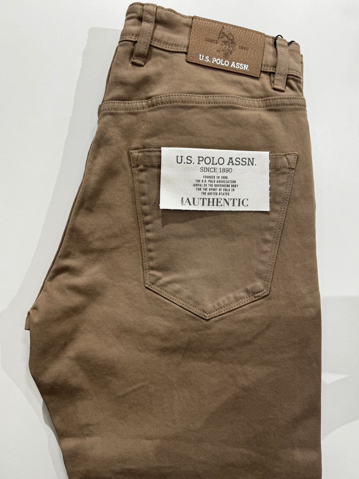 Calça de ganga colorida com corte afunilado da US Polo Assn.