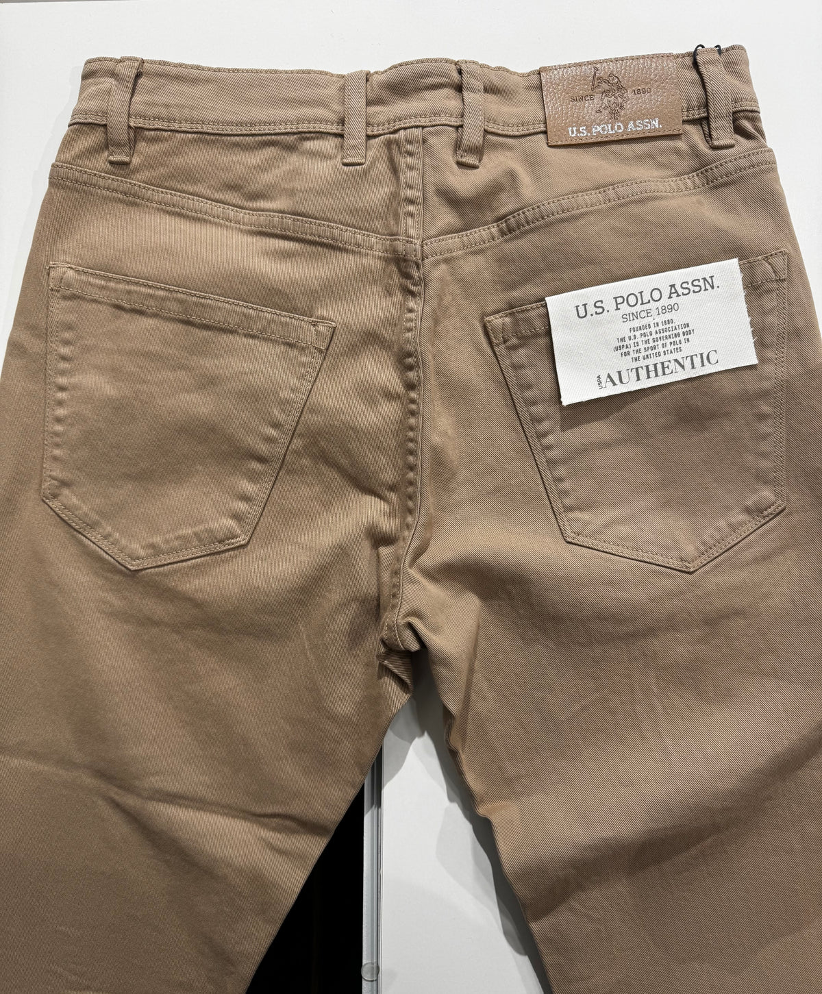 Calça de ganga colorida com corte afunilado da US Polo Assn.