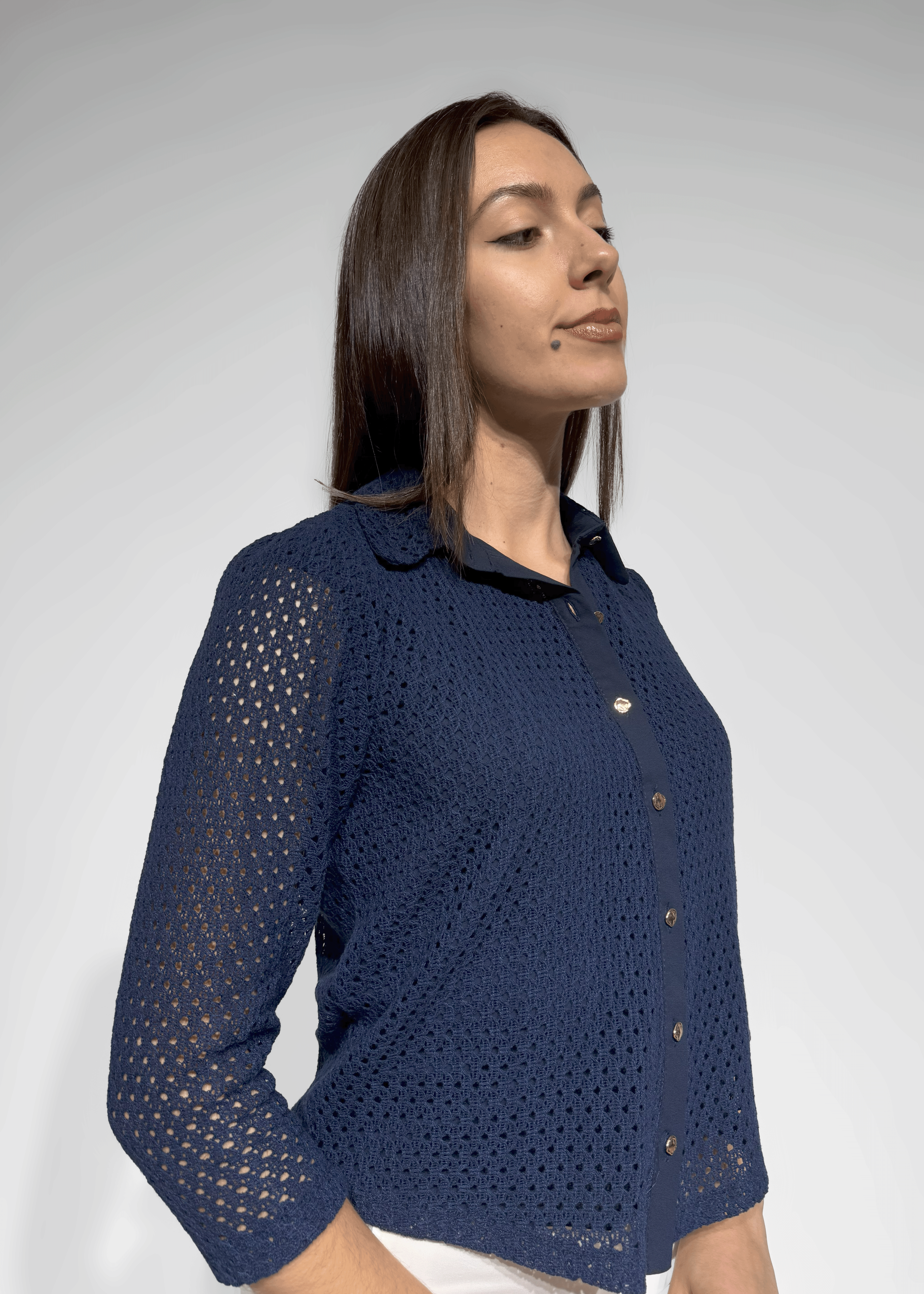 Blusa Anirene com renda transparente e botões frontais