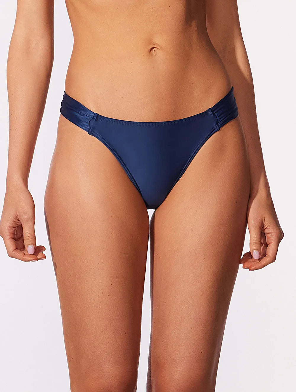 Lisos Ruched Mid-Side Bikini Bottom CIA. Marítima