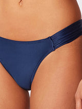 Lisos Ruched Mid-Side Bikini Bottom CIA. Marítima