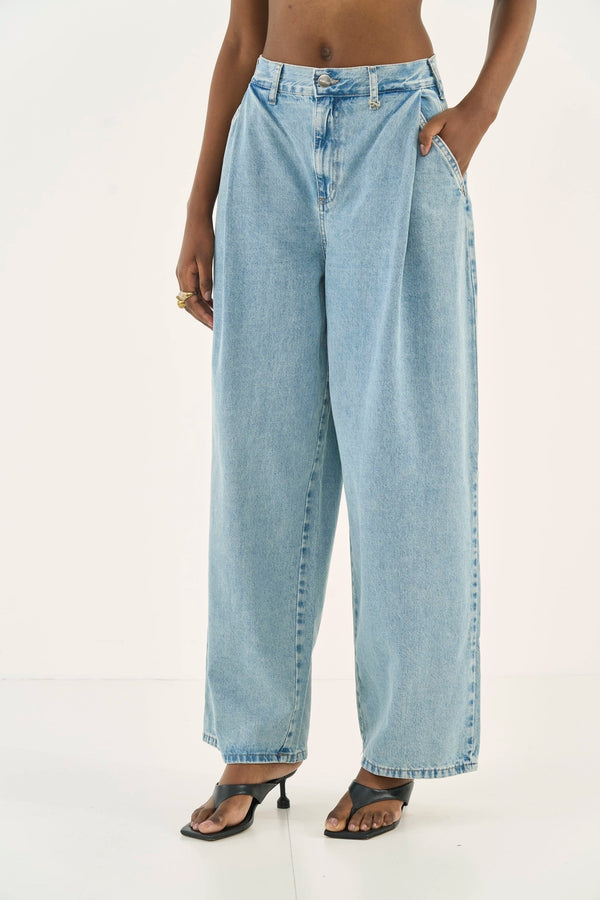 Leoni Wide-Leg Pleated Jeans Colcci