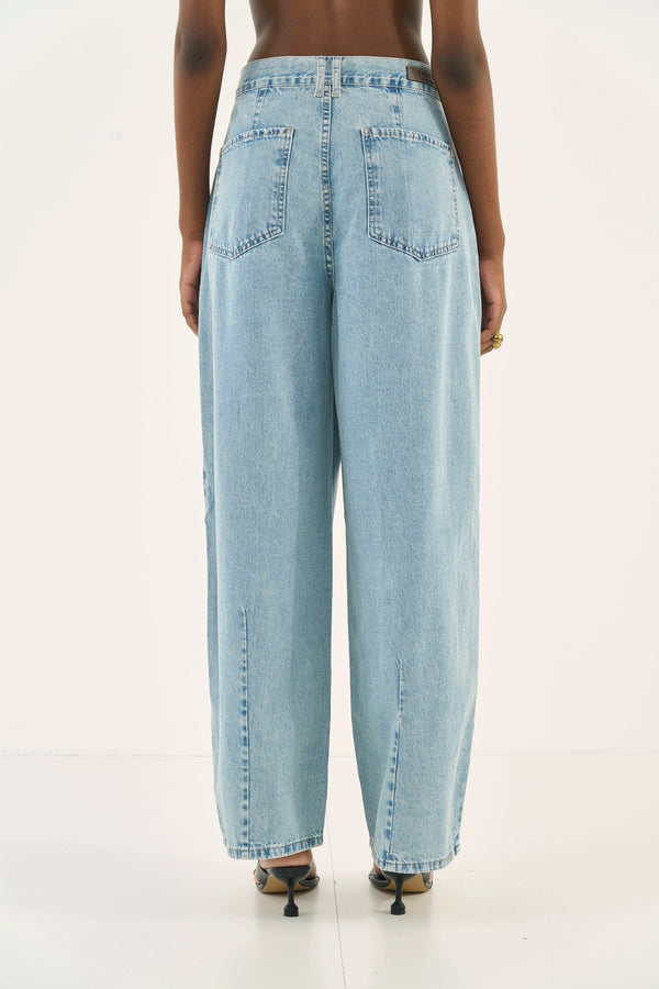 Leoni Wide-Leg Pleated Jeans Colcci