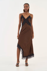 Vestido Midi Slip Colcci em Renda com Acabamento Acetinado