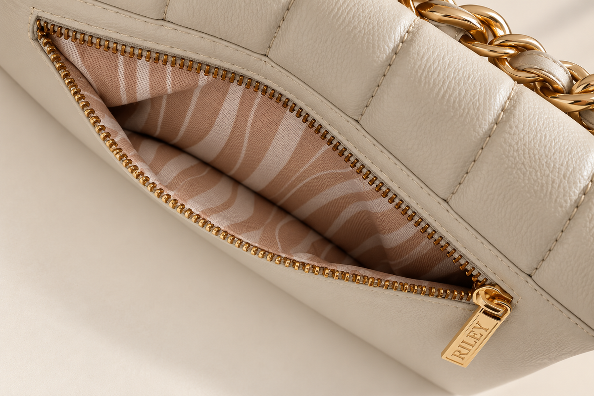 Bolsa de ombro Rufel em pele acolchoada