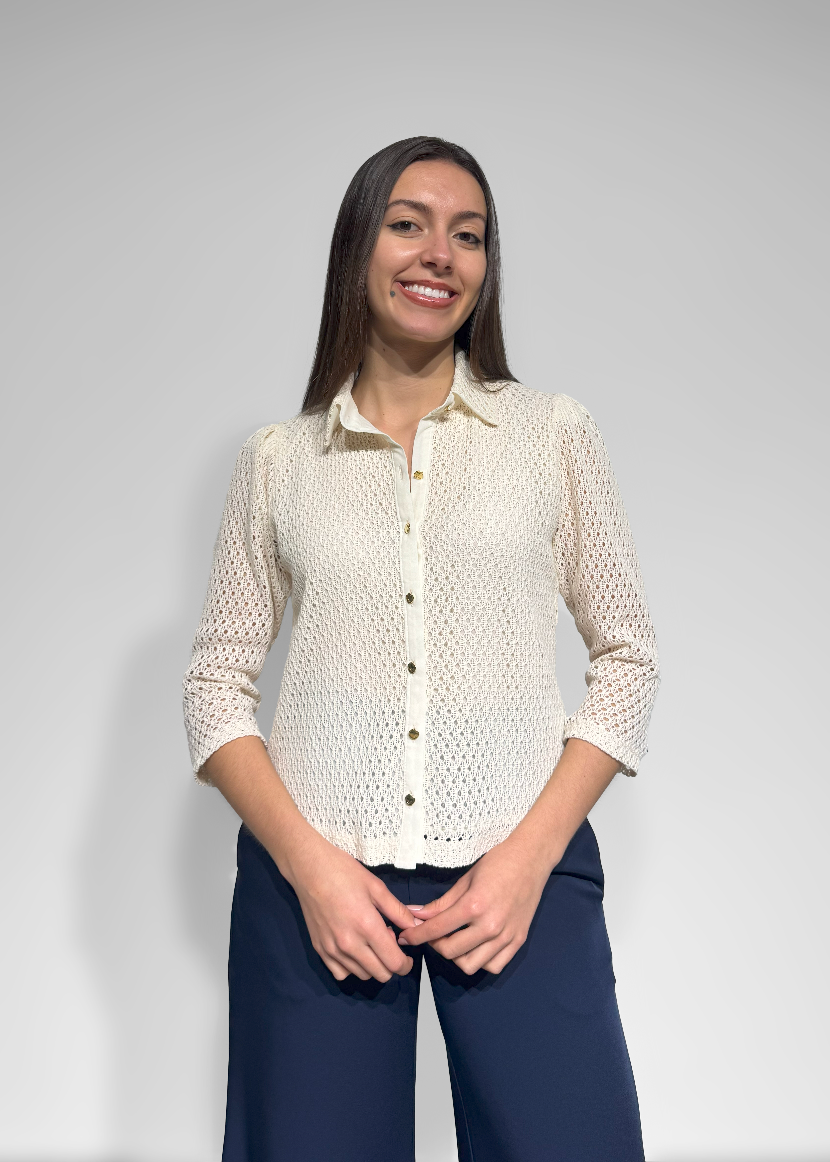 Blusa Anirene com renda transparente e botões frontais