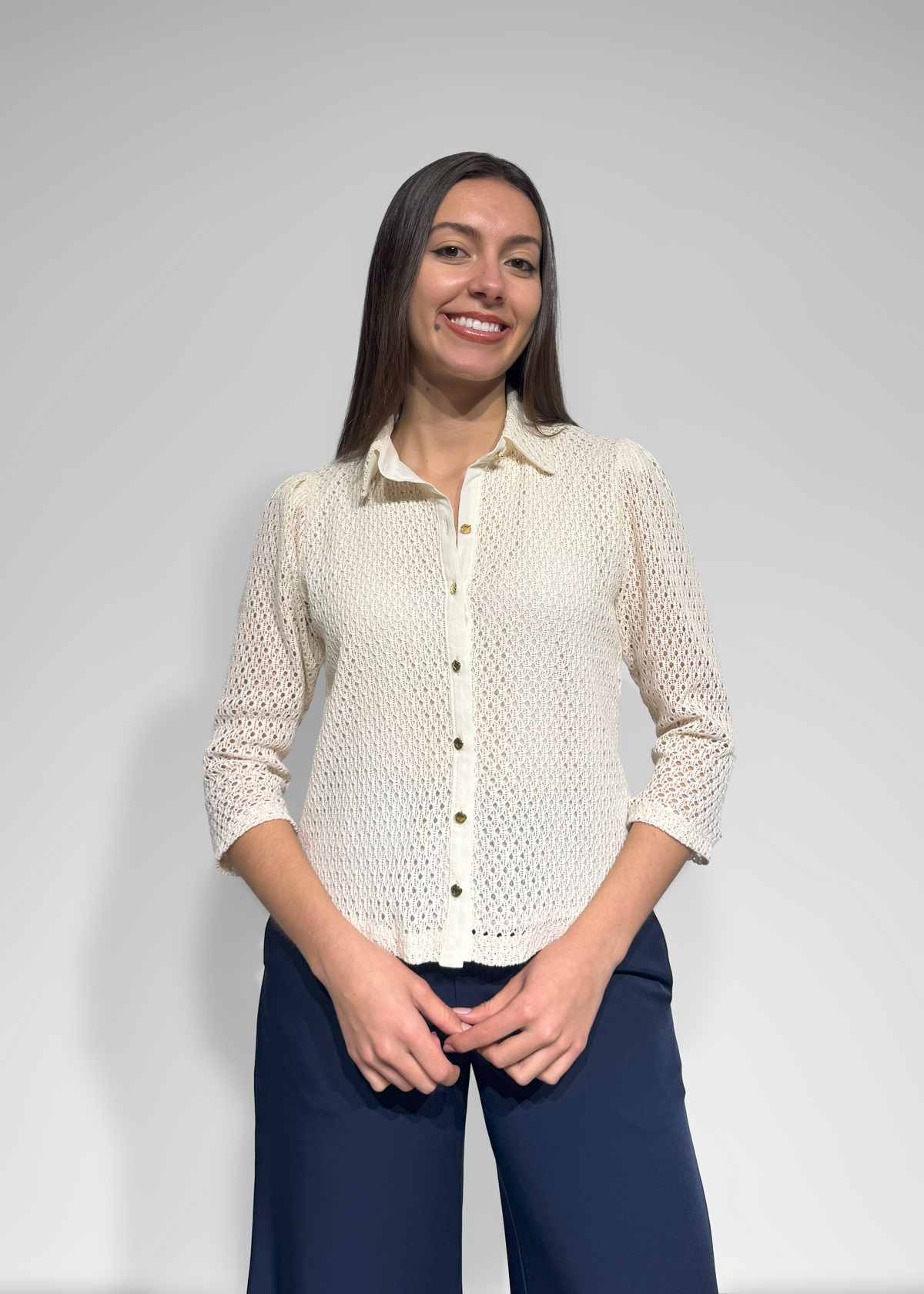 Blusa Anirene com renda transparente e botões frontais