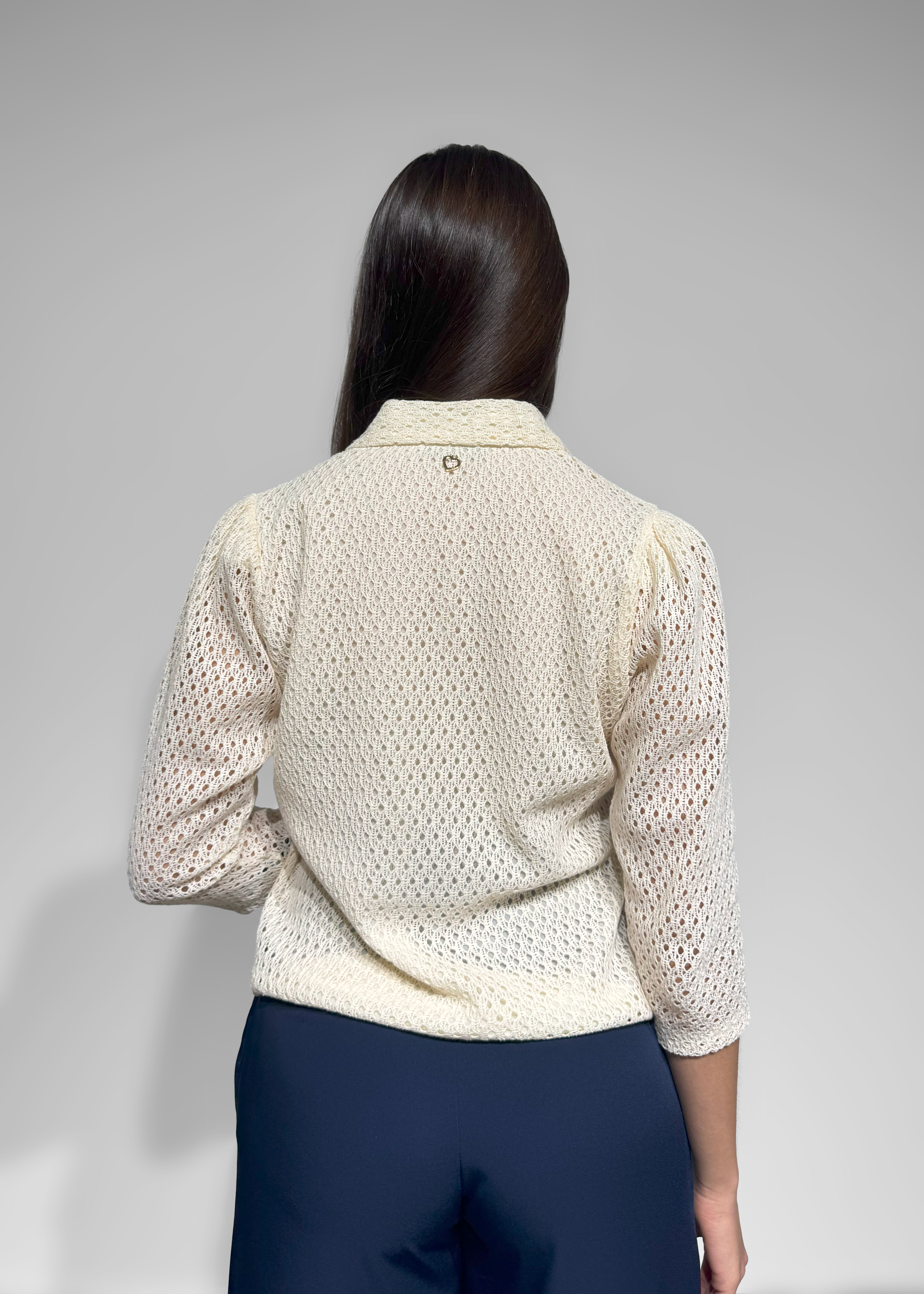 Blusa Anirene com renda transparente e botões frontais