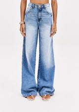 Super High-Rise Wide-Leg Jeans Lança Perfume