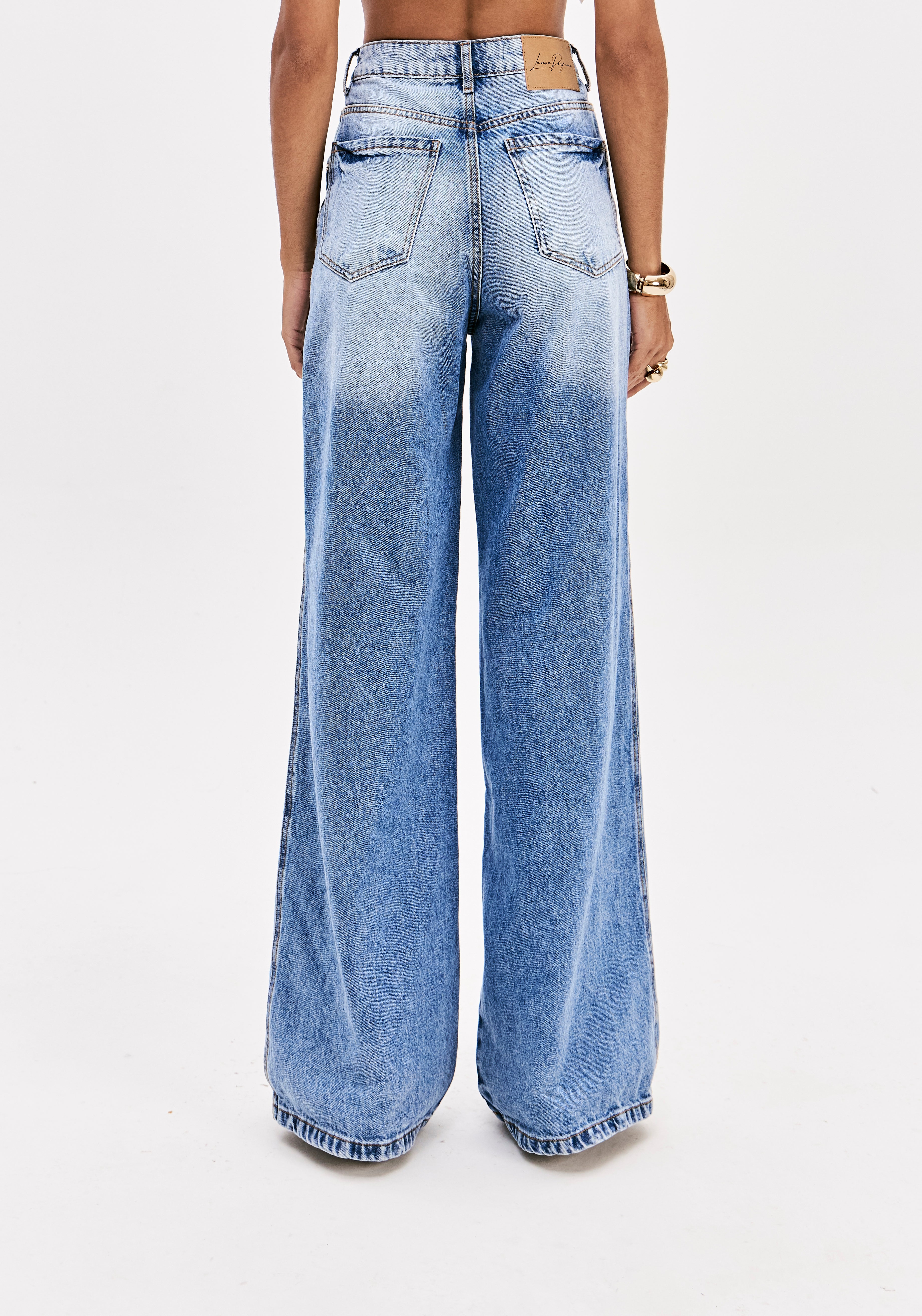 Super High-Rise Wide-Leg Jeans Lança Perfume