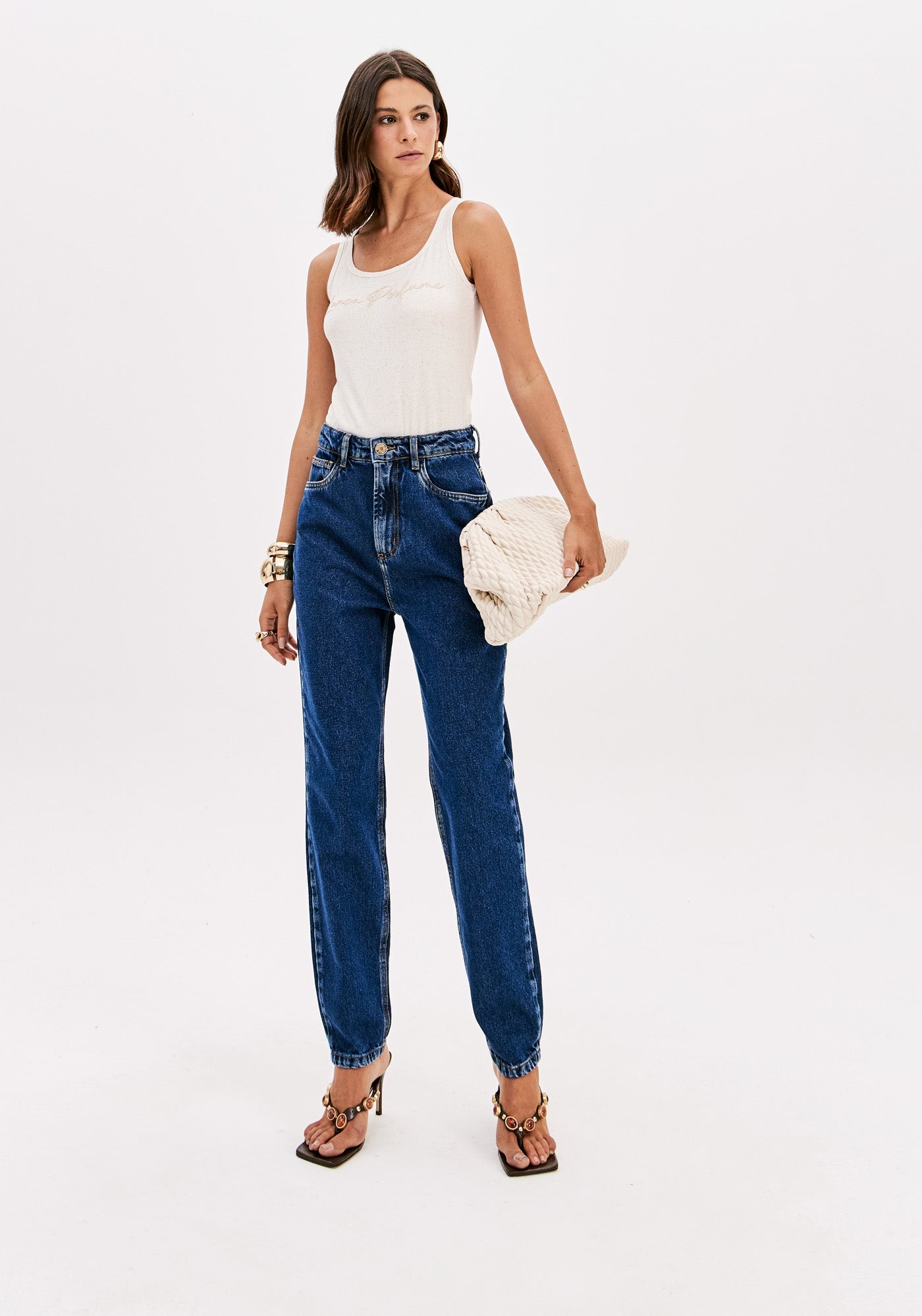 Luna Super High-Rise Mom Fit Jeans Lança Perfume