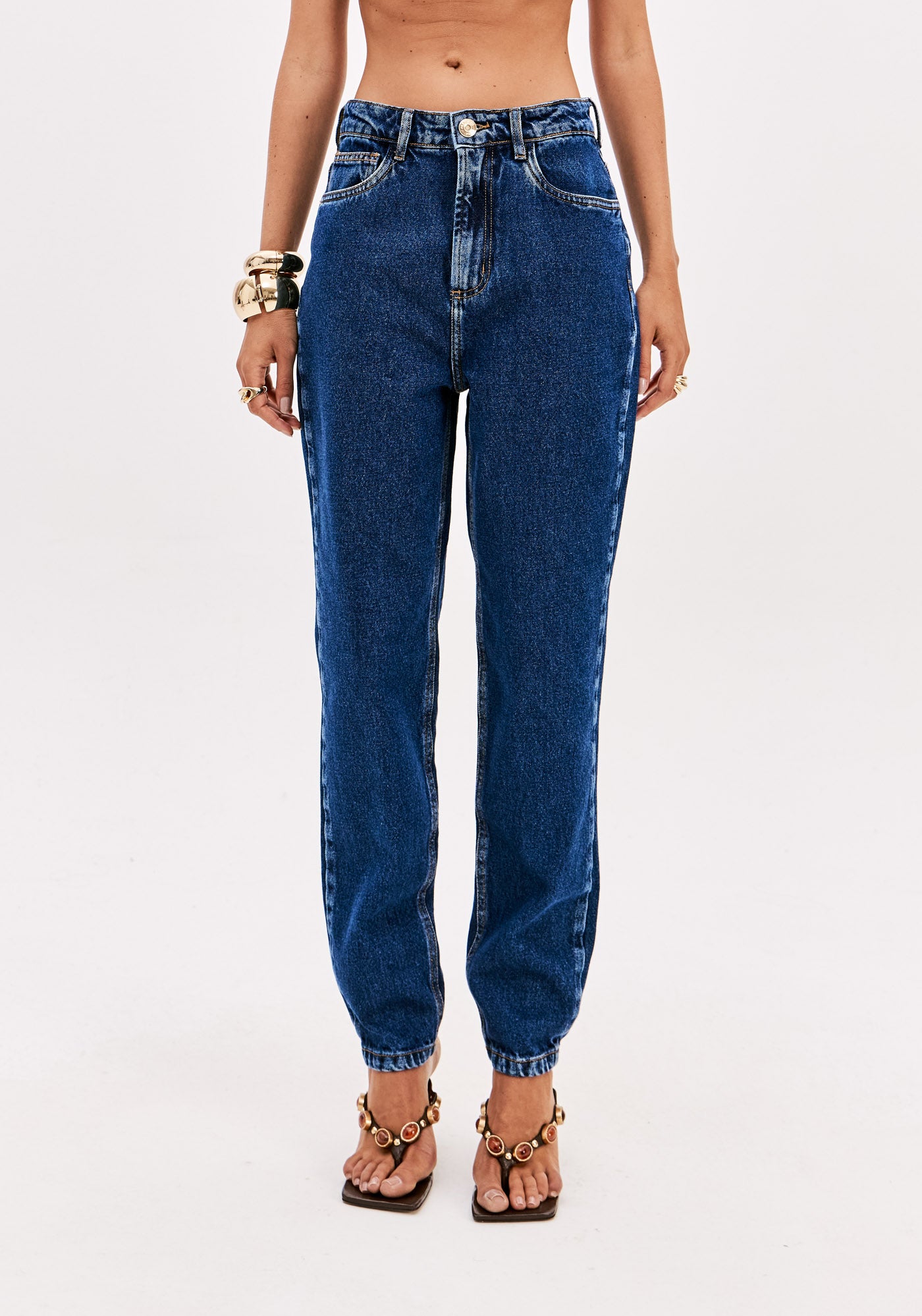 Luna Super High-Rise Mom Fit Jeans Lança Perfume