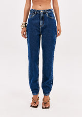 Luna Super High-Rise Mom Fit Jeans Lança Perfume