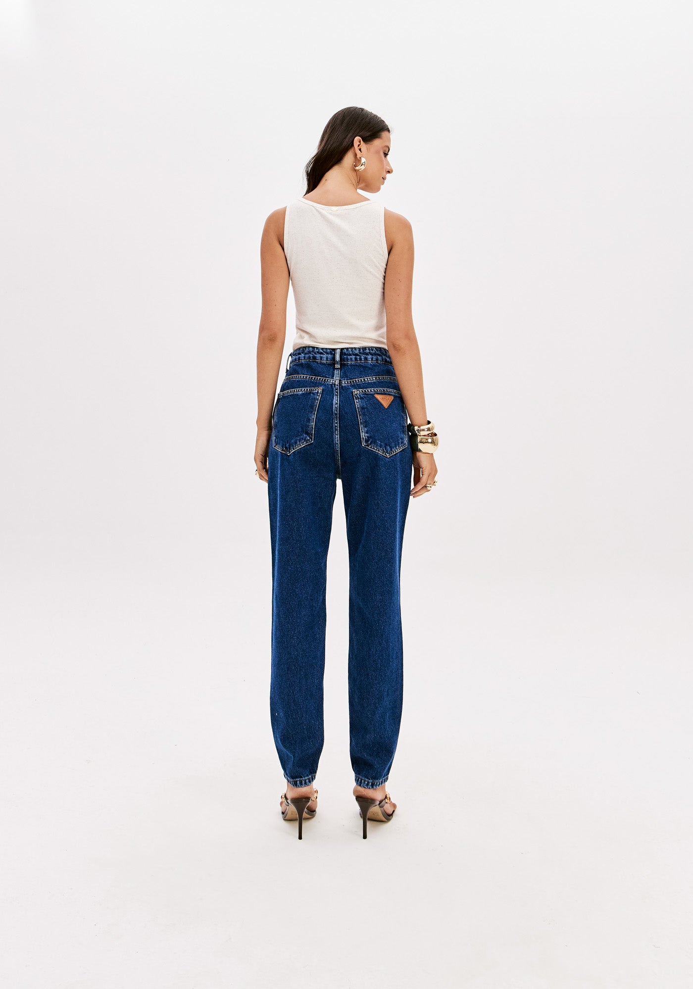 Luna Super High-Rise Mom Fit Jeans Lança Perfume