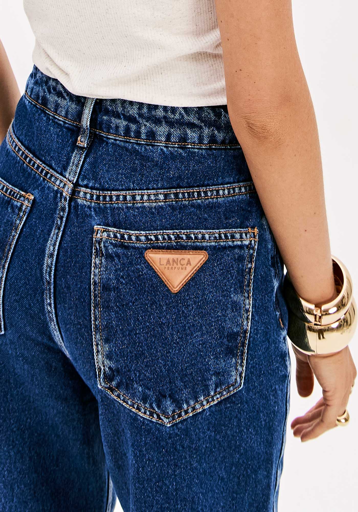 Luna Super High-Rise Mom Fit Jeans Lança Perfume