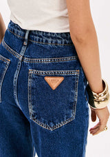 Luna Super High-Rise Mom Fit Jeans Lança Perfume