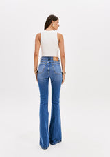 Super High-Rise Flare Jeans Lança Perfume
