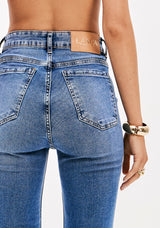 Super High-Rise Flare Jeans Lança Perfume
