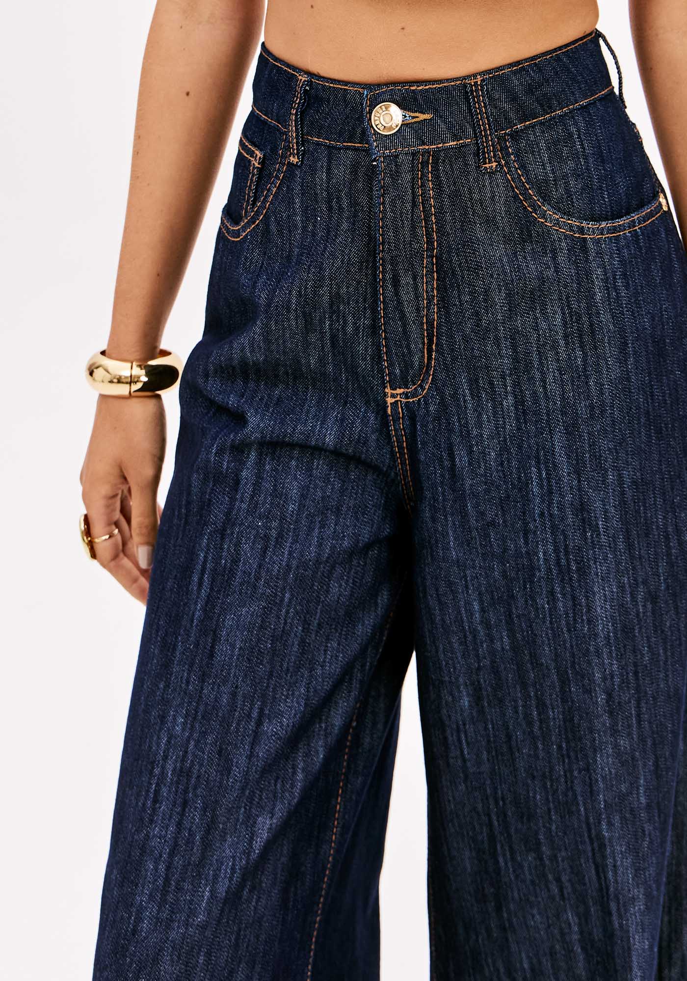 Super High-Rise Wide-Leg Jeans Lança Perfume