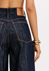 Super High-Rise Wide-Leg Jeans Lança Perfume