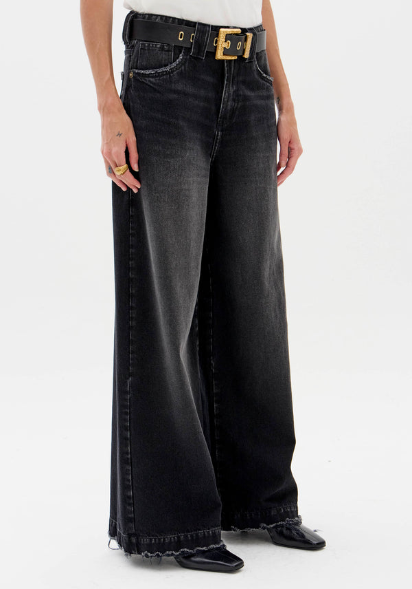 Black Mid-Rise Relaxed Jeans Lança Perfume