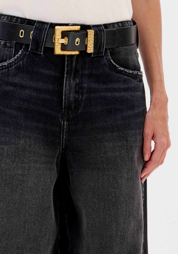 Black Mid-Rise Relaxed Jeans Lança Perfume