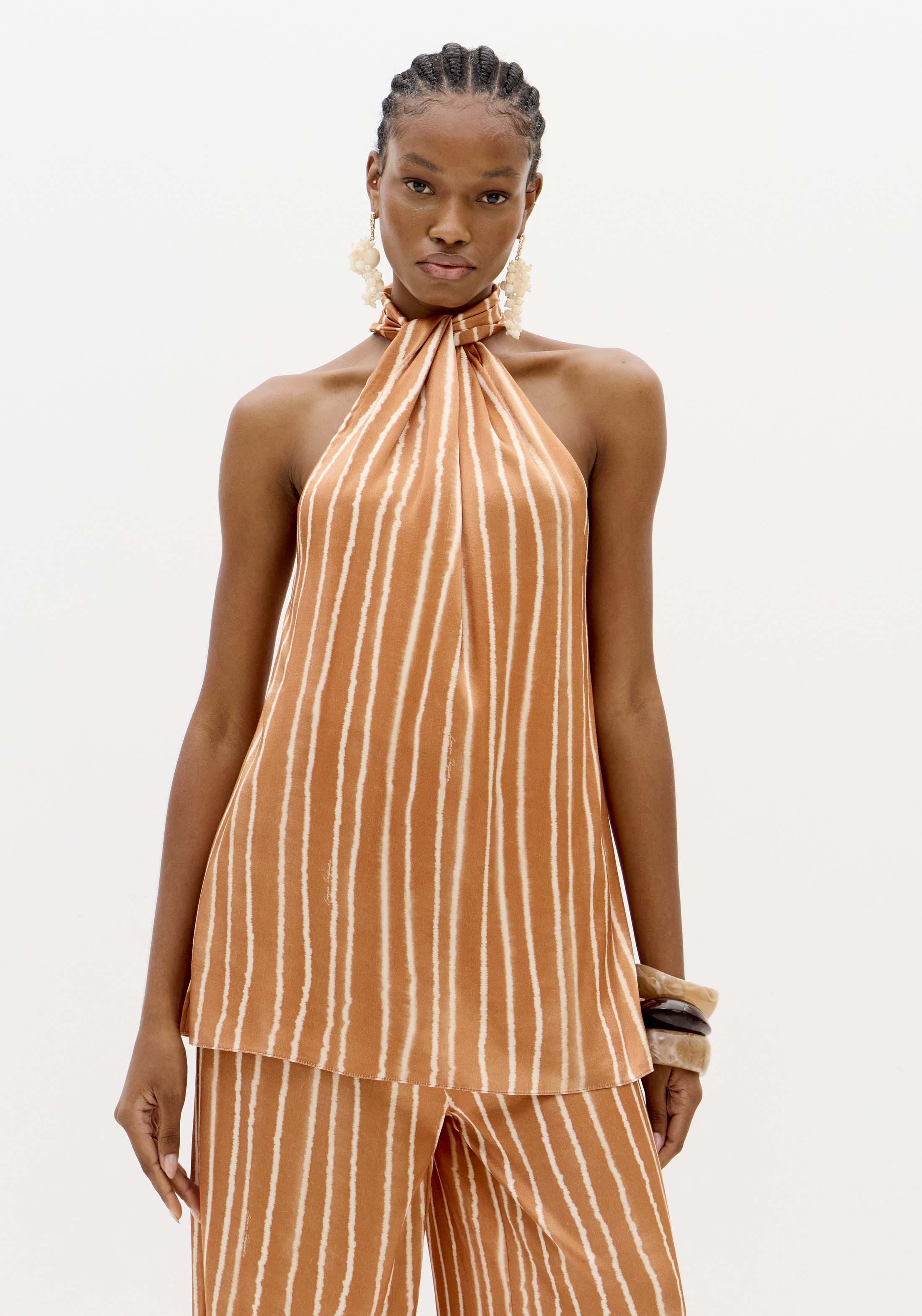 Sleeveless High-Neck Printed Longline Blouse Lança Perfume