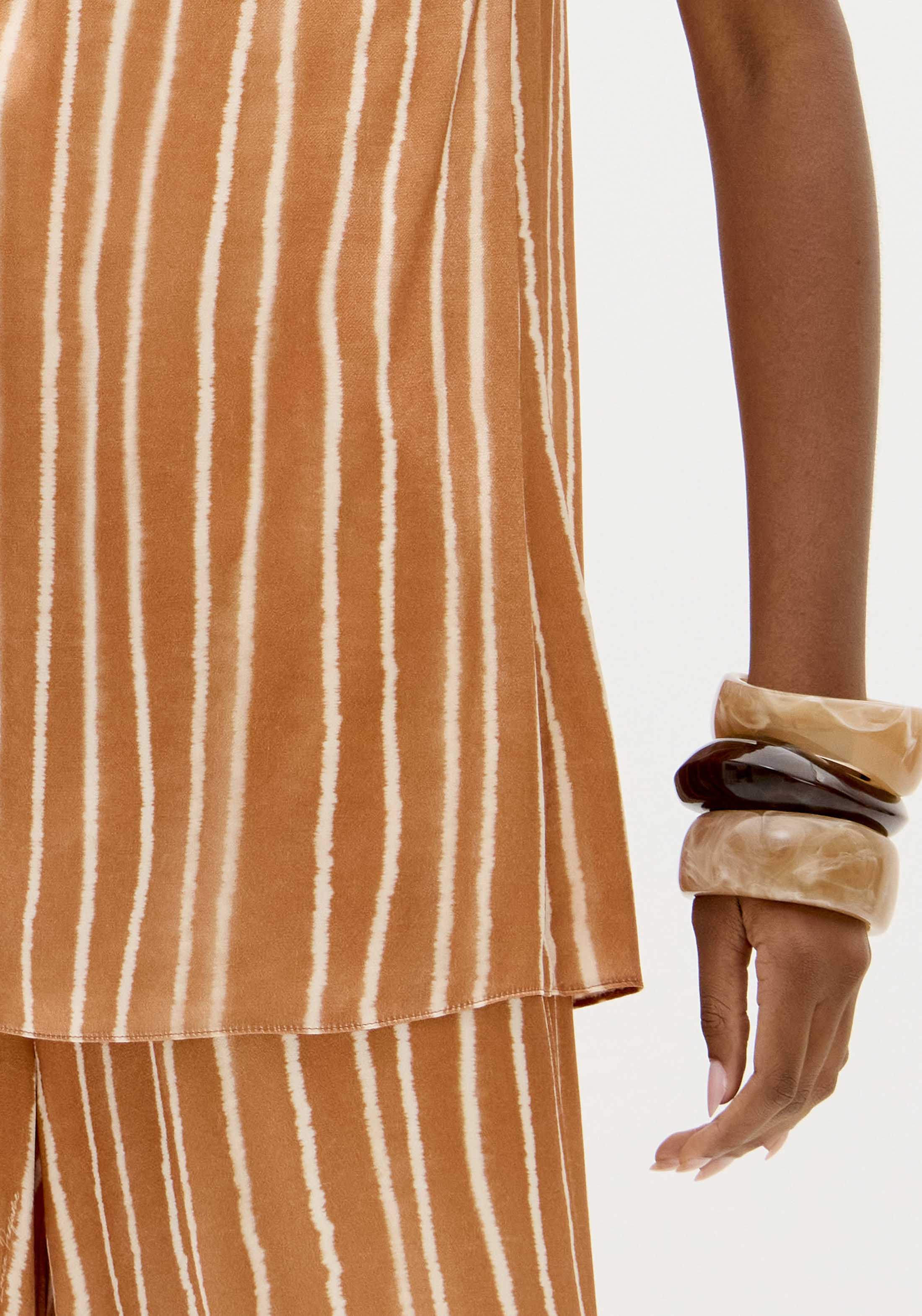 Sleeveless High-Neck Printed Longline Blouse Lança Perfume