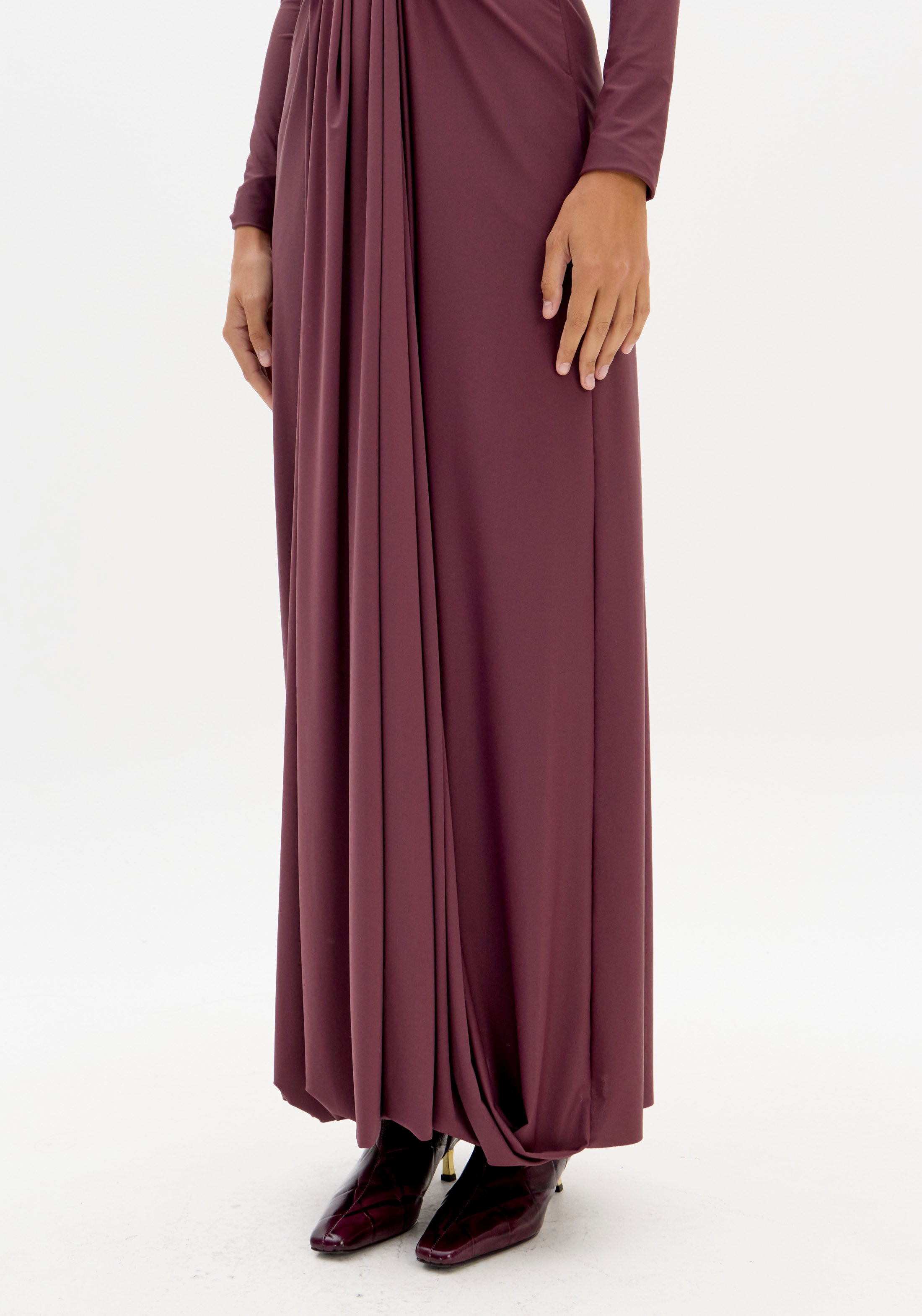 Vestido Comprido Recortes Ferragens Lança Perfume