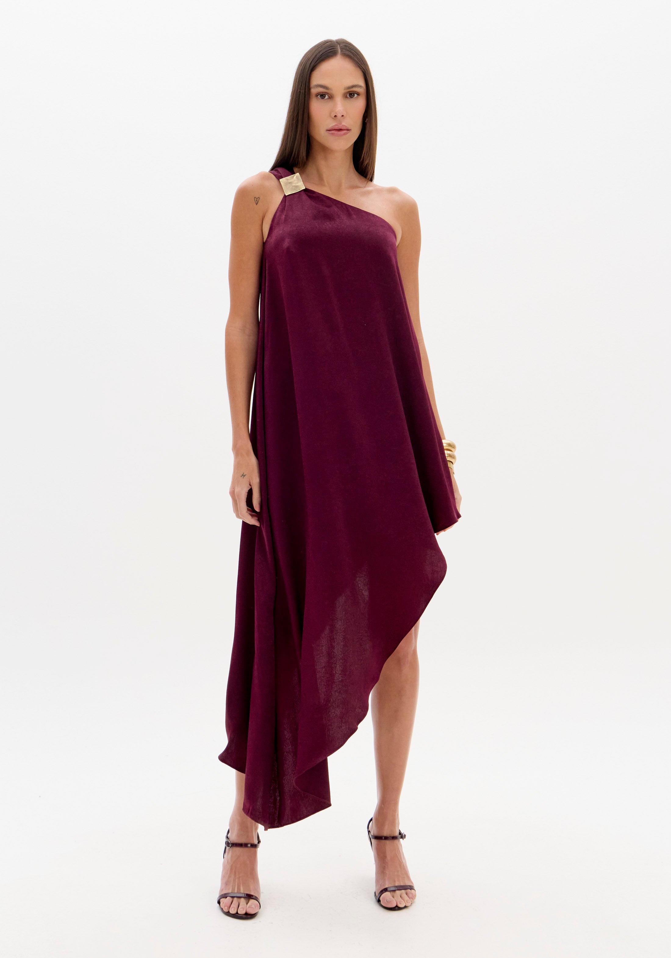 Vestido Mini de Cetim com um Ombro Assimétrico Lança Perfume