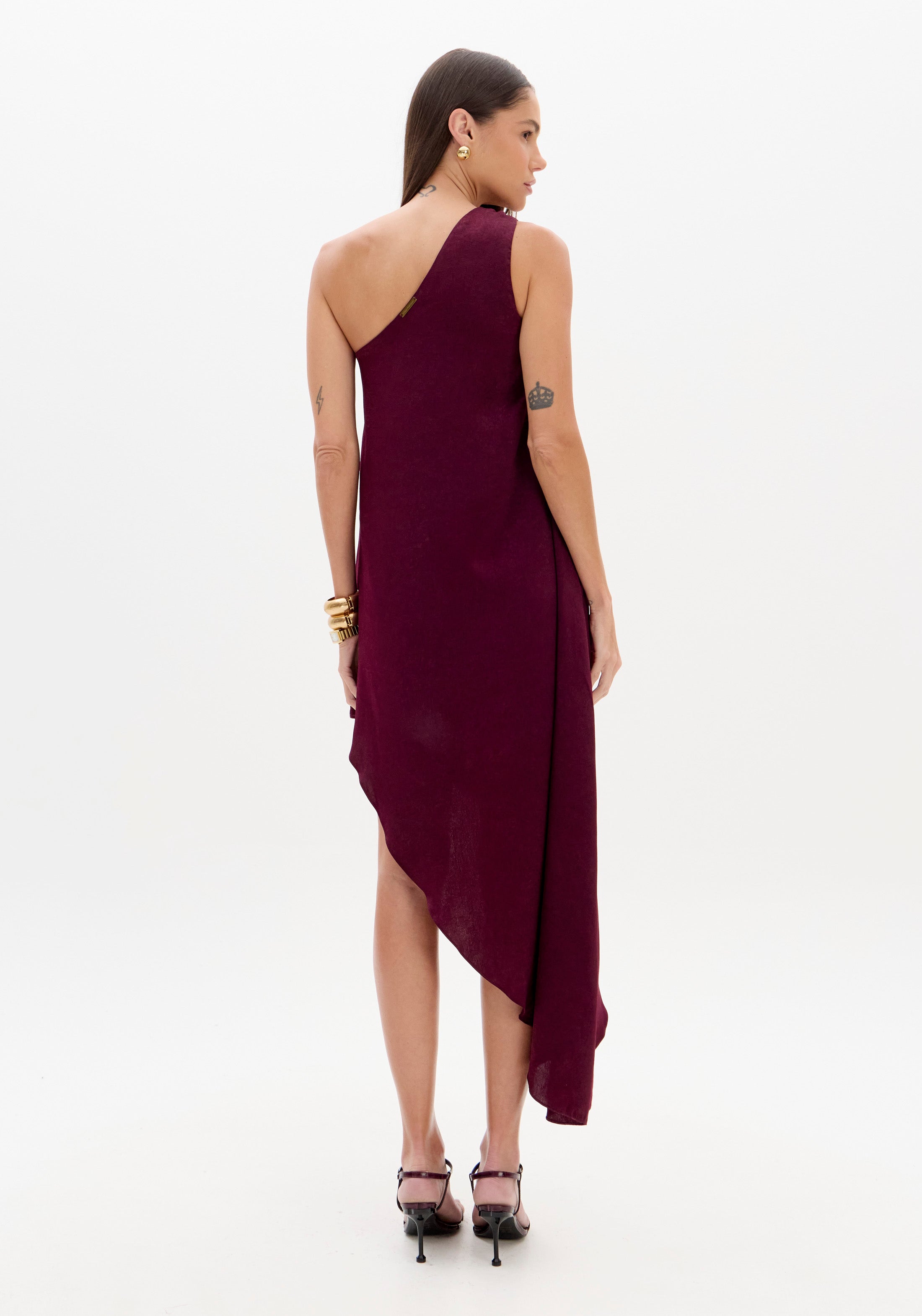 Vestido Mini de Cetim com um Ombro Assimétrico Lança Perfume