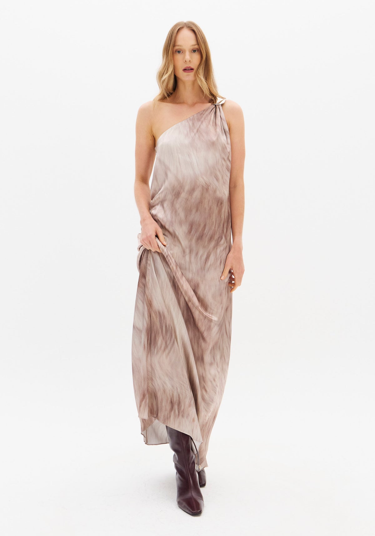 Vestido Comprido de Cetim Assimétrico com Detalhe Metálico Lança Perfume