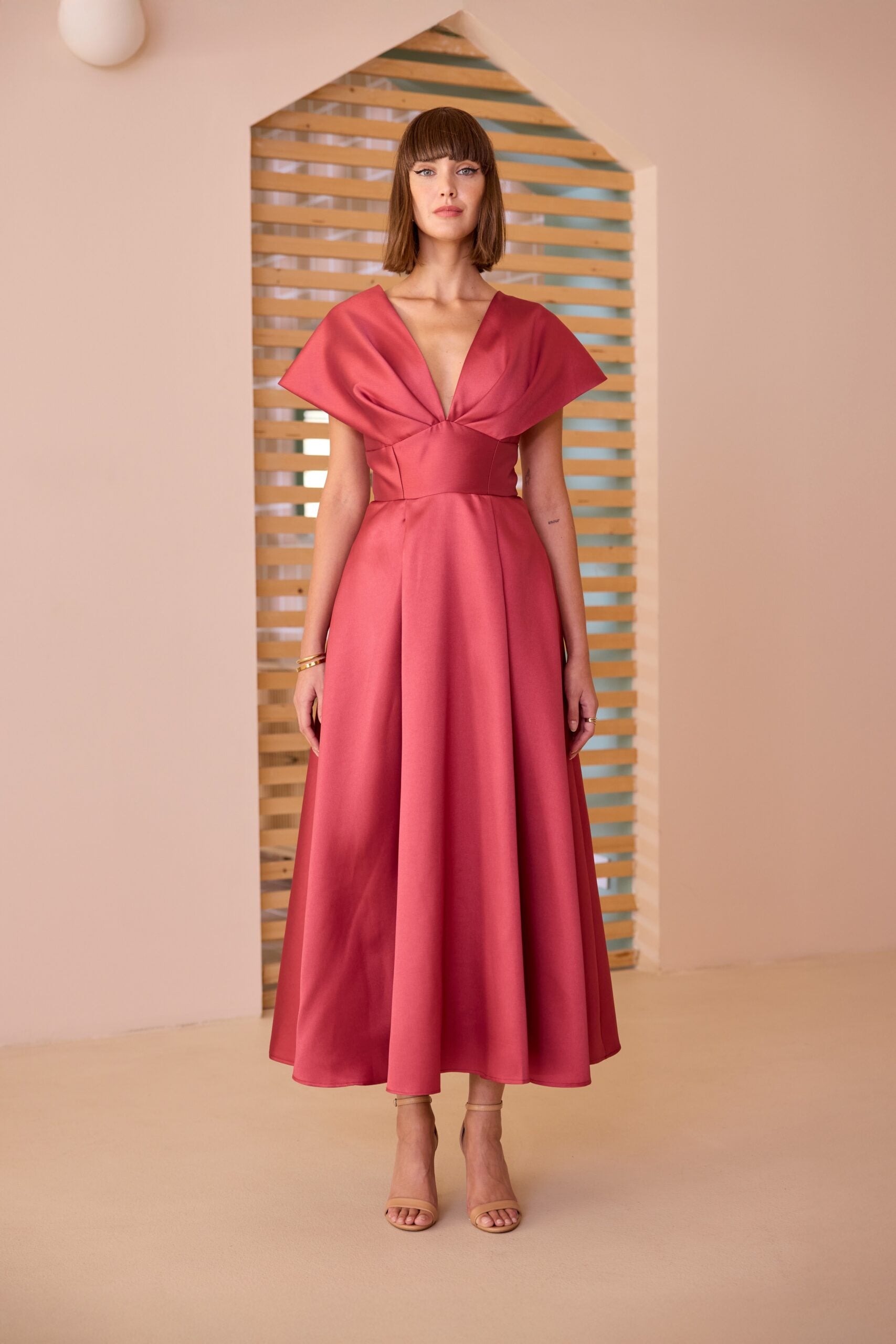 Vestido Carla Ruiz com Acabamento Acetinado e Alças Largas