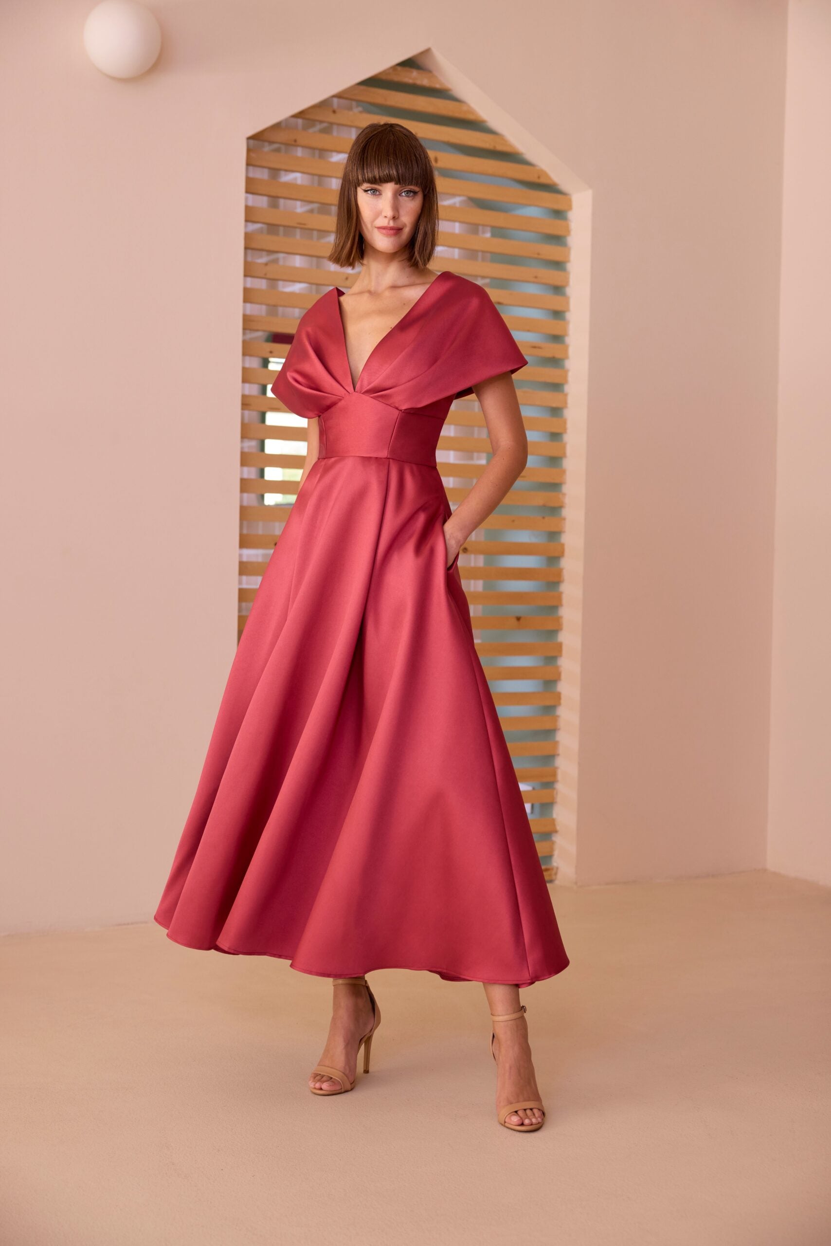 Vestido Carla Ruiz com Acabamento Acetinado e Alças Largas