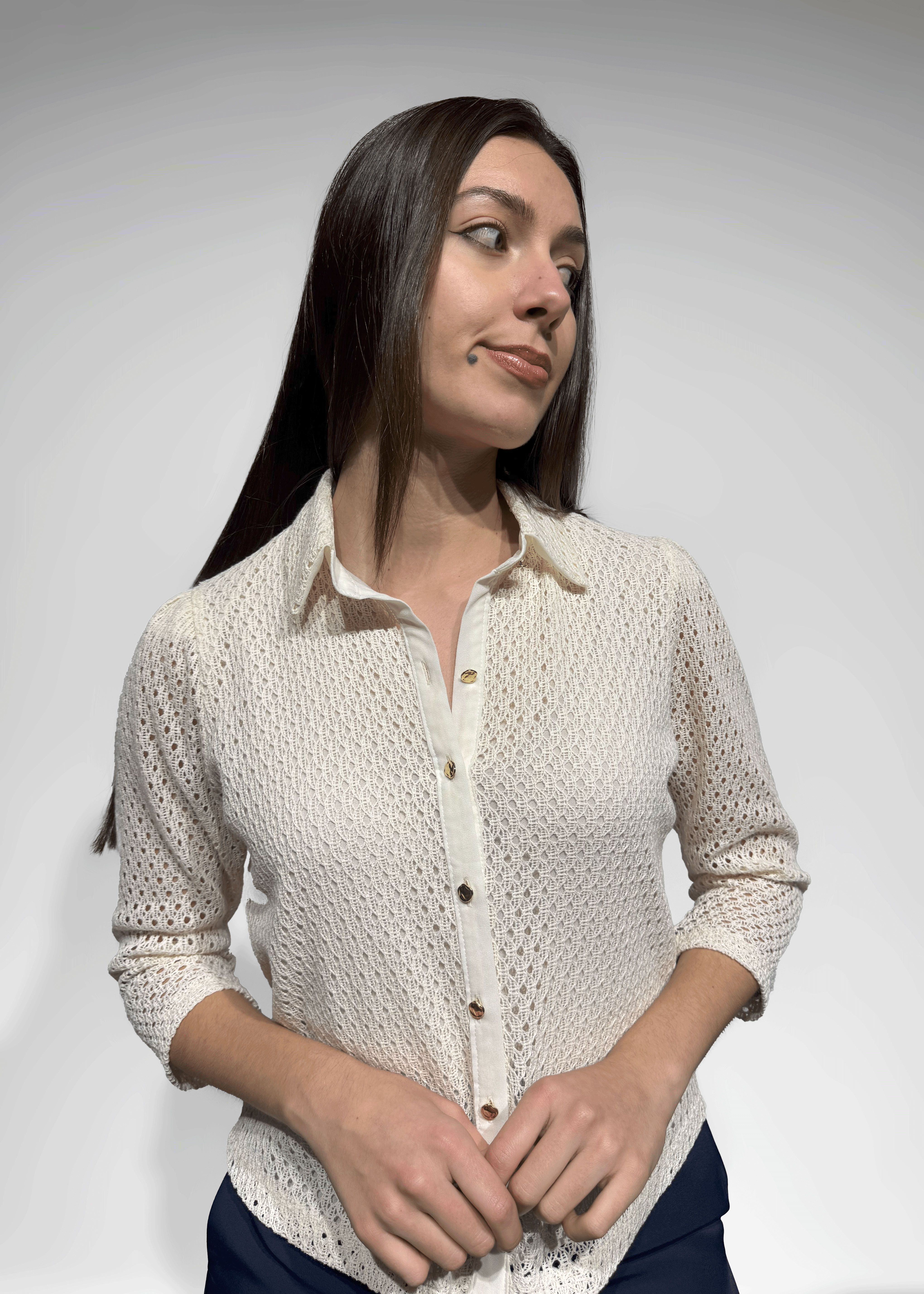 Blusa Anirene com renda transparente e botões frontais