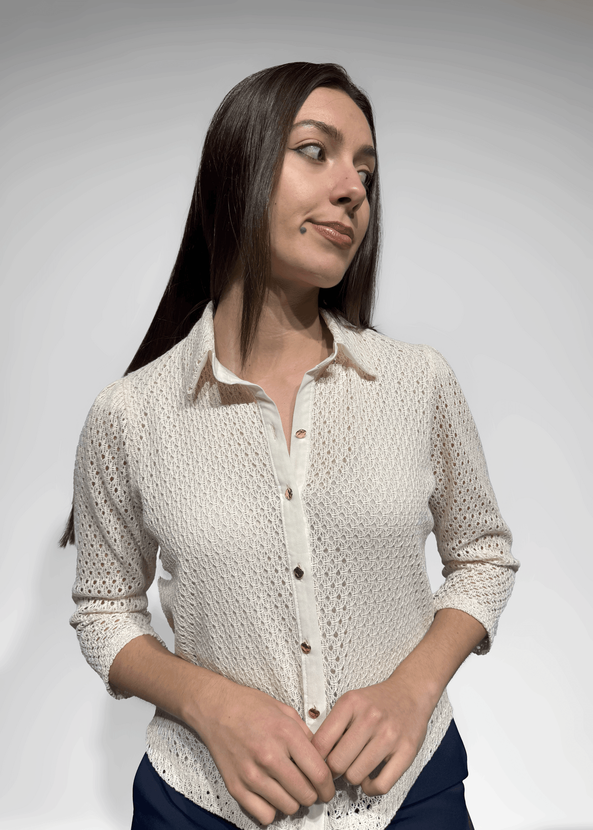 Blusa Anirene com renda transparente e botões frontais
