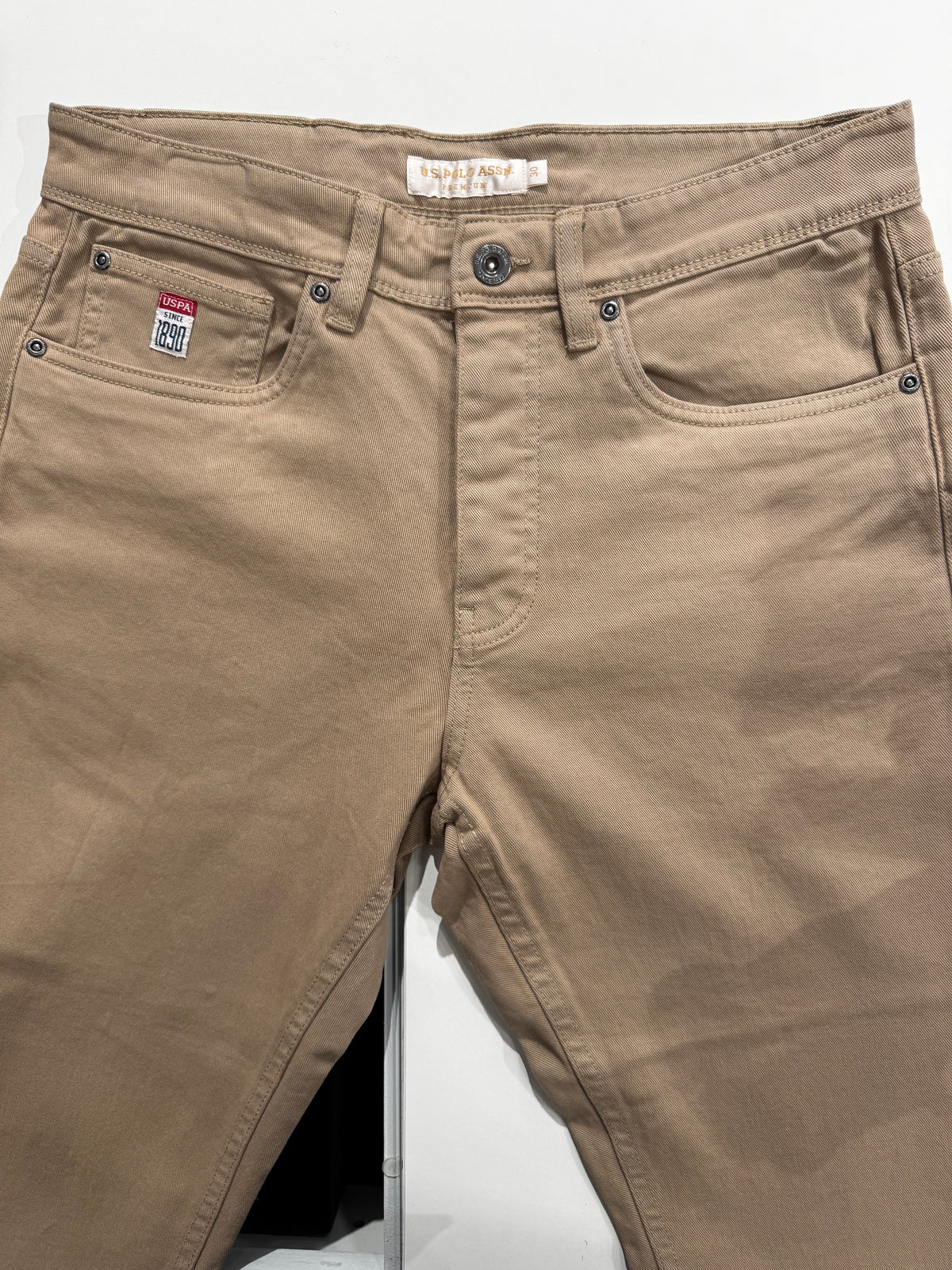 Calça de ganga colorida com corte afunilado da US Polo Assn.