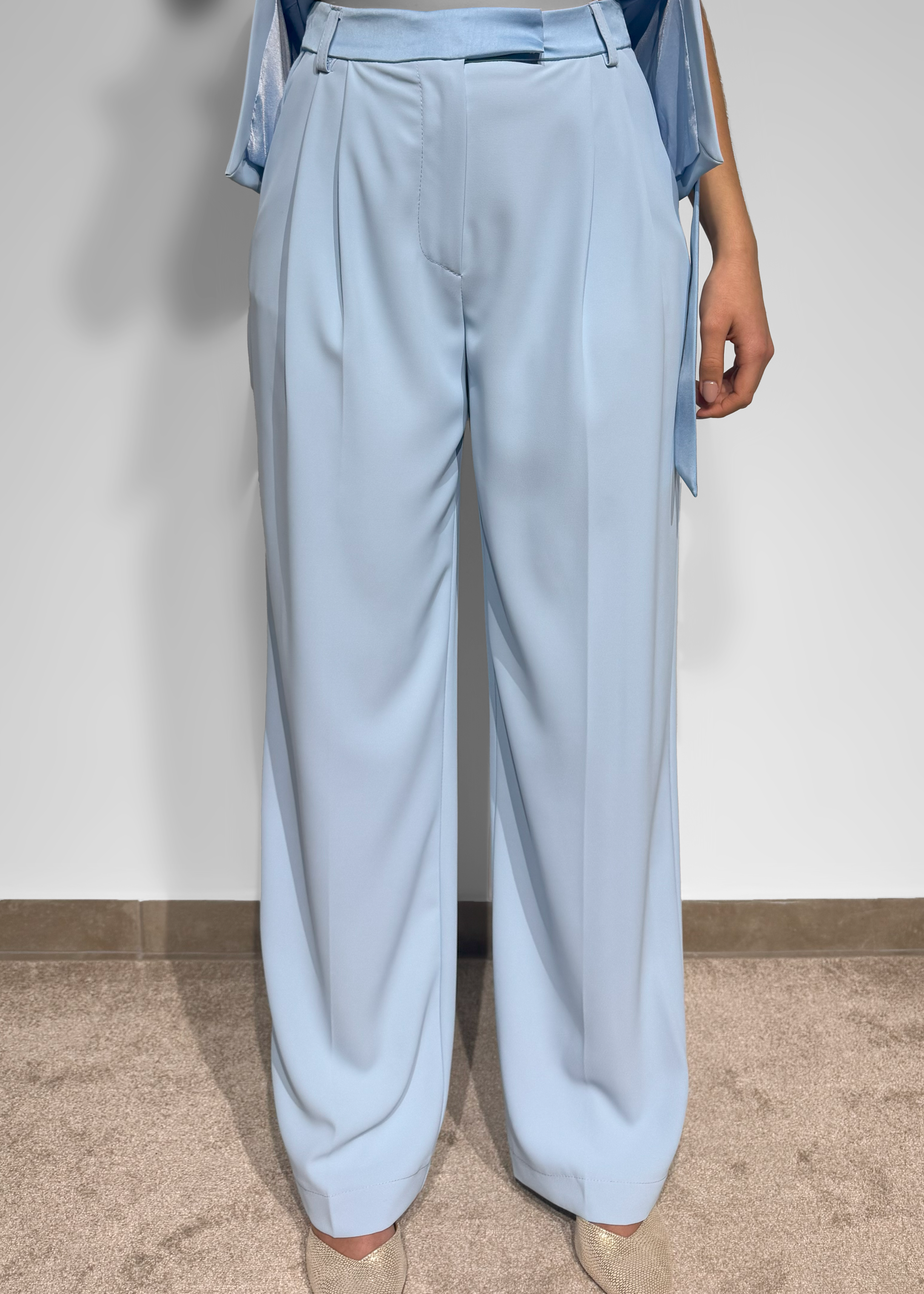 Calça pantalona com pregas e detalhe acetinado Imperial