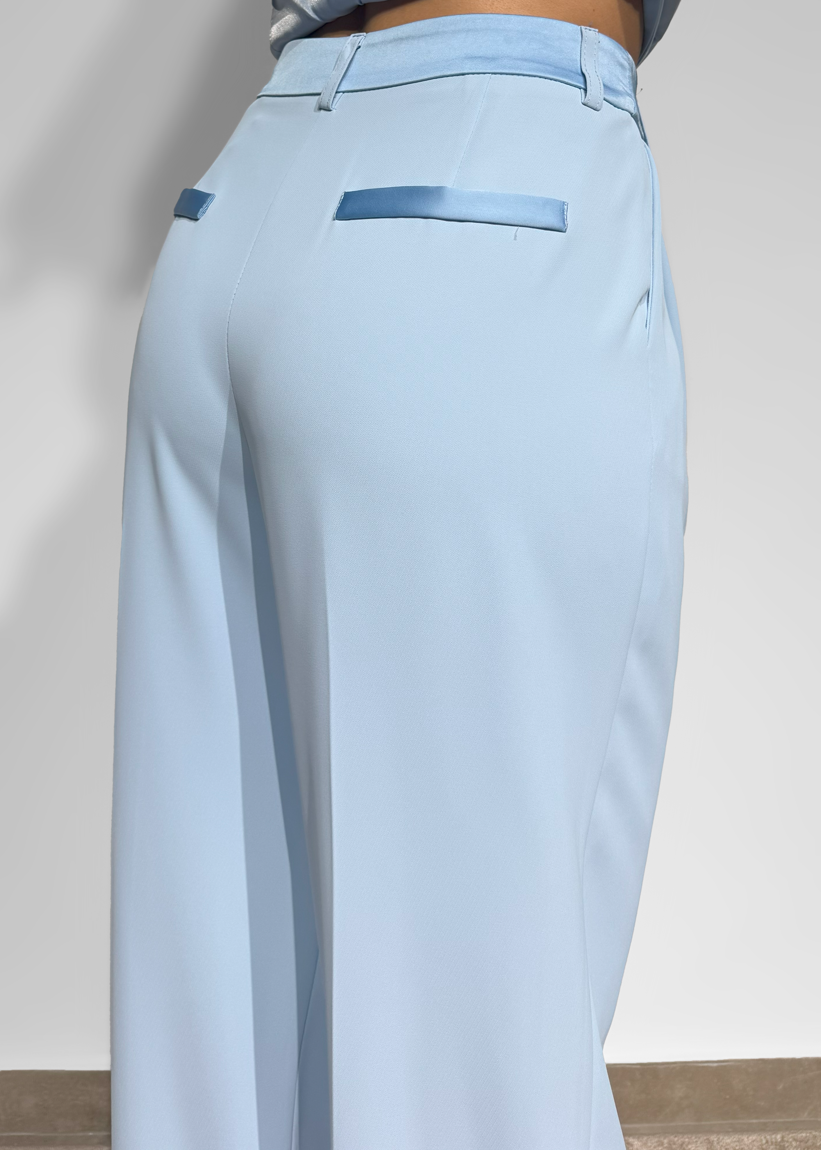Calça pantalona com pregas e detalhe acetinado Imperial