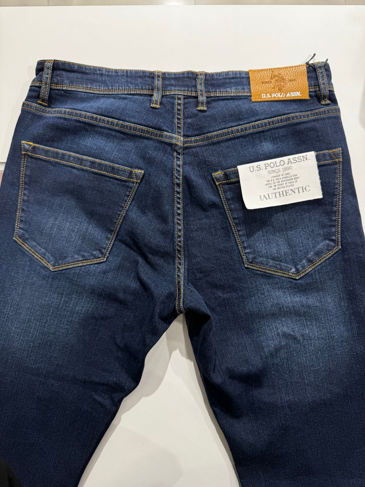 Calças de ganga azul médio, corte afunilado e descontraído, da US Polo Assn.