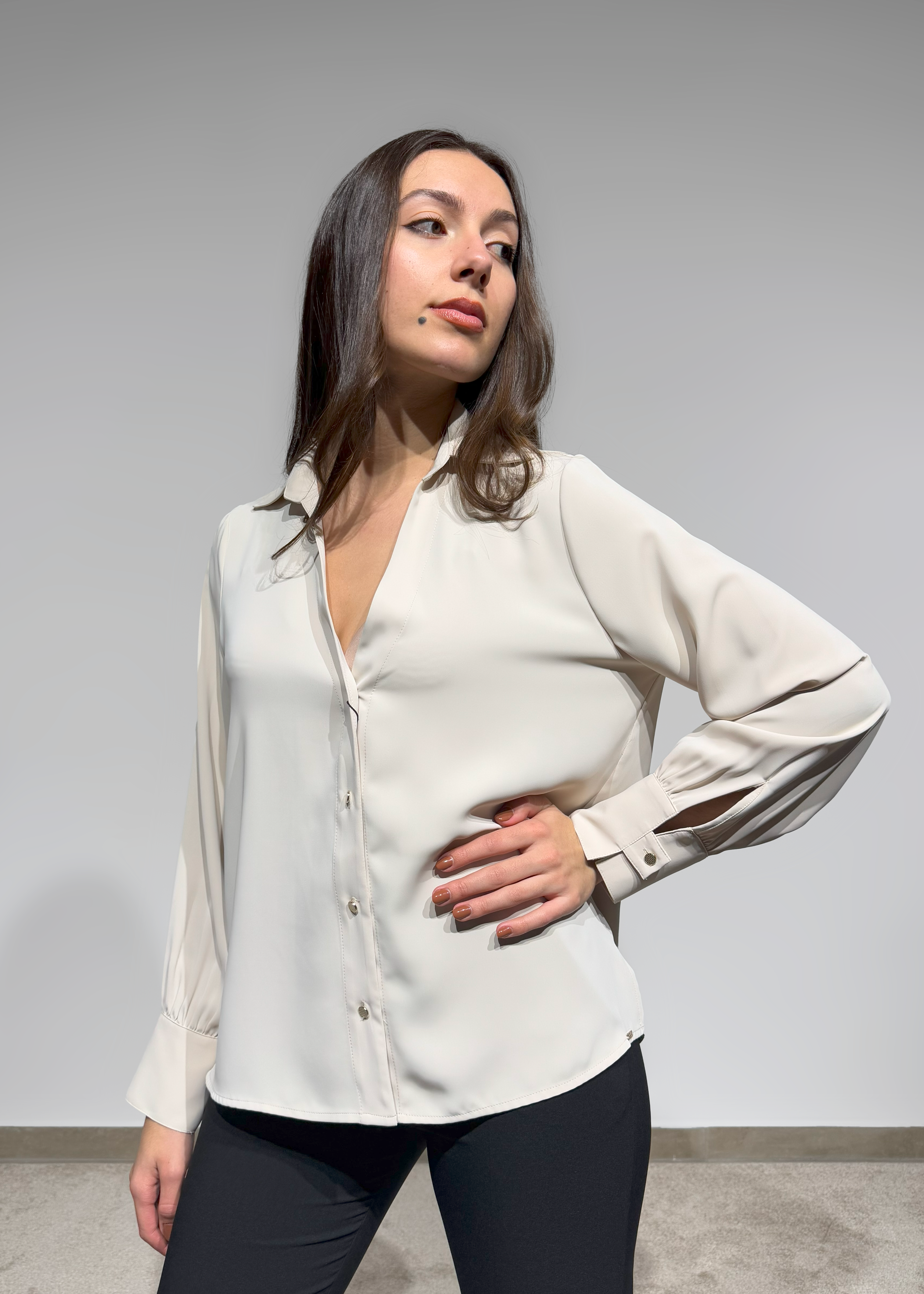 Blusa com detalhe de presilha na manga Ferrache