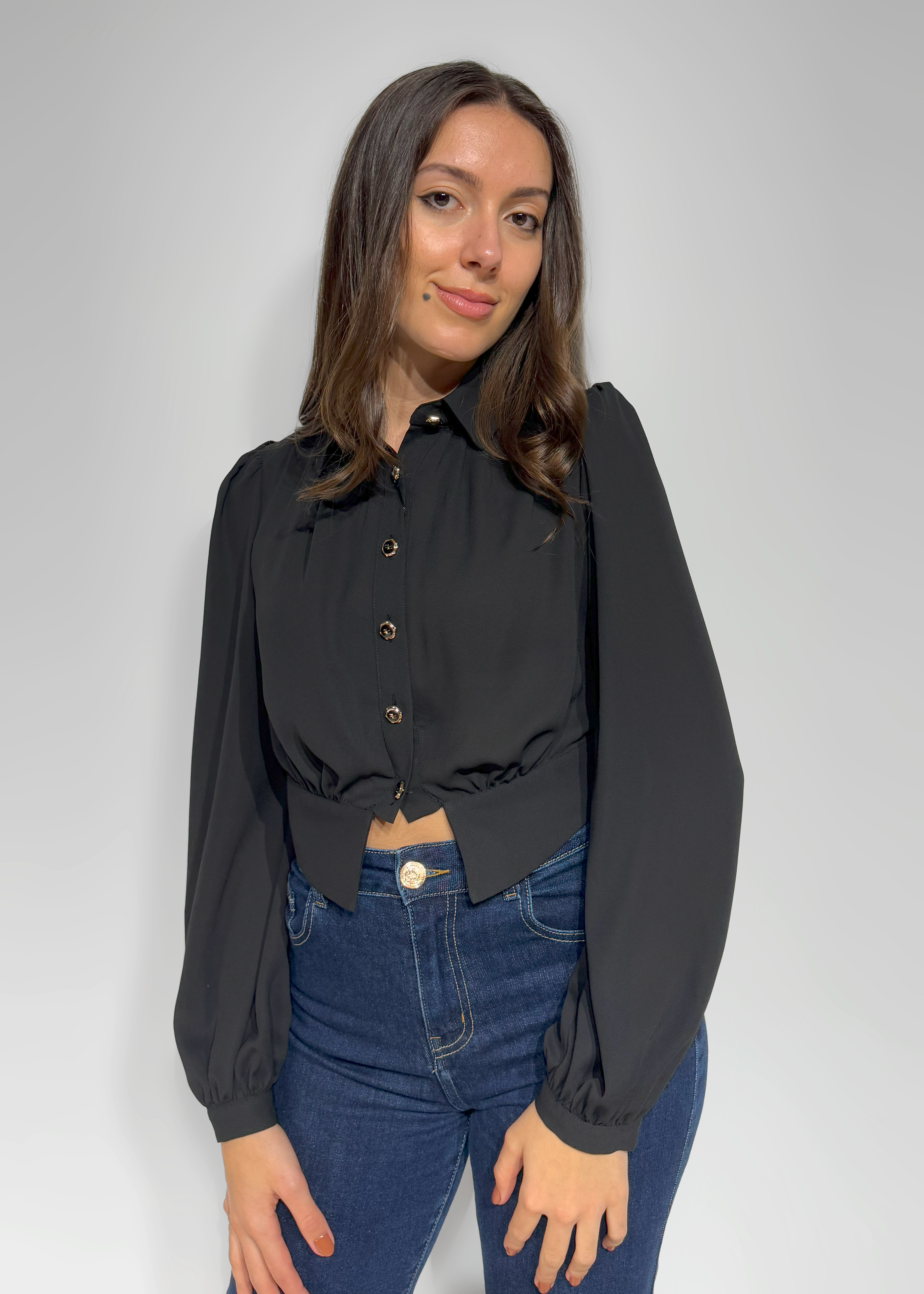 Blusa feminina preta com colarinho e botões personalizados Ferrache